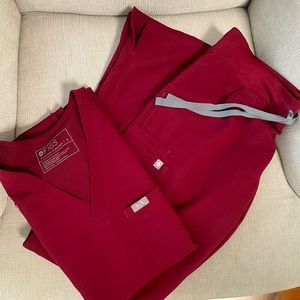 FIGS Burgundy scrub set S